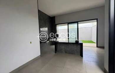 Imagem: A casa possui 3 Dormitórios, 4 Banheiros, 2 Vagas na garagem