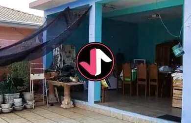 Imagem: A casa possui 3 Dormitórios, 1 Banheiro, 3 Vagas na garagem