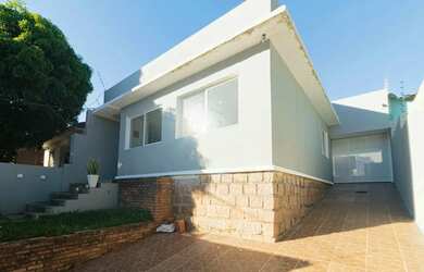 Imagem: A casa possui 4 Dormitórios, 2 Banheiros, 2 Vagas na garagem