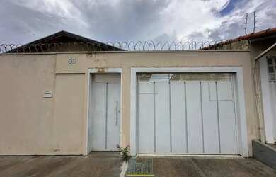 Imagem: A casa possui 2 Dormitórios, 2 Banheiros, 3 Vagas na garagem