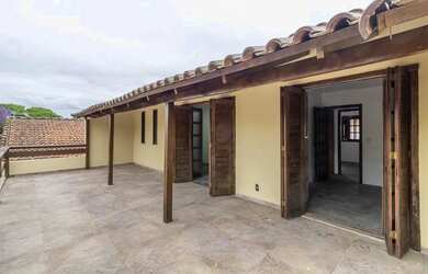 Imagem: A casa possui 4 Dormitórios, 5 Banheiros, 4 Vagas na garagem