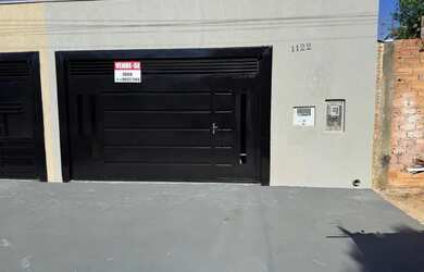 Imagem: A casa possui 2 Dormitórios, 2 Banheiros, 2 Vagas na garagem