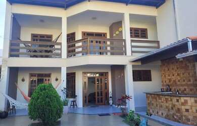 Imagem: A casa possui 3 Dormitórios, Acomodam 10 pessoas, 2 Vagas na