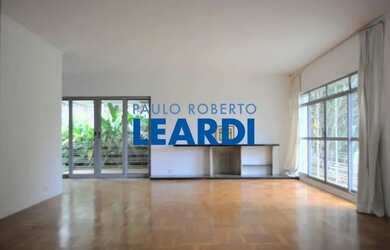 Imagem: A casa possui 4 Dormitórios, 4 Banheiros, 5 Vagas na garagem