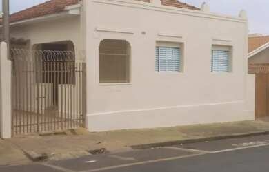 Imagem: A casa possui 3 Dormitórios, 2 Banheiros, 1 Vaga na garagem