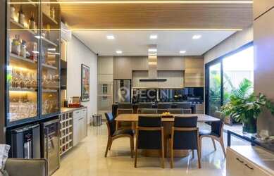 Imagem: A casa em condomínio possui 3 Dormitórios, 3 Banheiros, 4