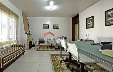 Imagem: A casa possui 4 Dormitórios, 4 Banheiros, 4 Vagas na garagem