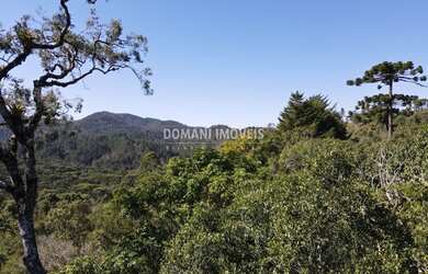Imagem: O terreno à venda possui e está localizado em Campos do Jordão