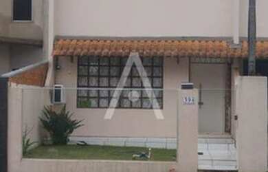 Imagem: A casa possui 3 Dormitórios, 2 Banheiros, 1 Vaga na garagem