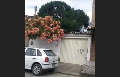 Imagem: A casa possui 3 Dormitórios, 1 Banheiro, 2 Vagas na garagem