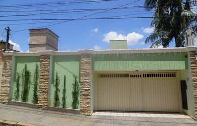 Imagem: A casa possui 3 Dormitórios, 4 Banheiros, 4 Vagas na garagem