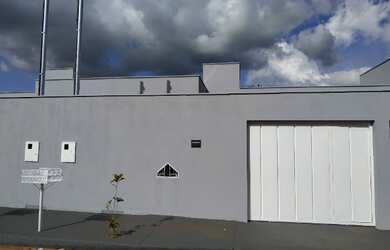 Imagem: A casa possui 2 Dormitórios, 1 Banheiro, 1 Vaga na garagem