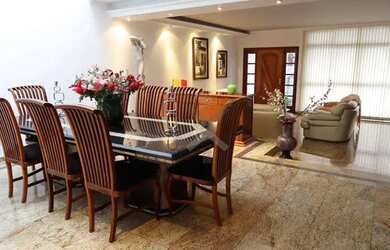 Imagem: A casa possui 4 Dormitórios, 5 Banheiros, 5 Vagas na garagem