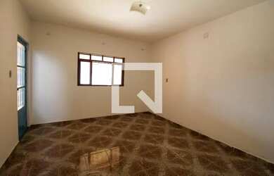 Imagem: A casa possui 2 Dormitórios, 1 Banheiro, 2 Vagas na garagem