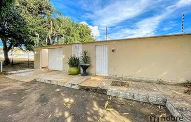 Imagem: A casa possui 4 Dormitórios, 3 Banheiros, 3 Vagas na garagem