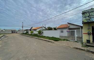 Imagem: A casa possui 2 Dormitórios, 1 Banheiro, 2 Vagas na garagem