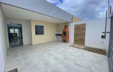 Imagem: A casa possui 3 Dormitórios, 2 Banheiros, 2 Vagas na garagem