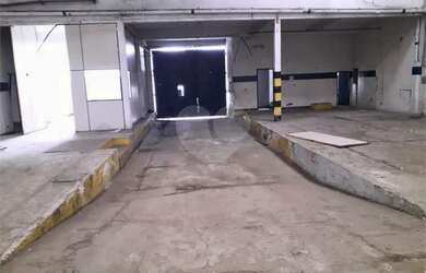 Imagem: O depósito possui 5 Vagas na garagem, 2.991m² de Área e