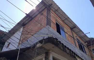 Imagem: A casa possui 2 Dormitórios, 2 Banheiros, 2 Vagas na garagem