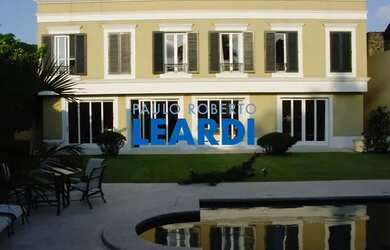 Imagem: A casa possui 4 Dormitórios, 4 Banheiros, 4 Vagas na garagem