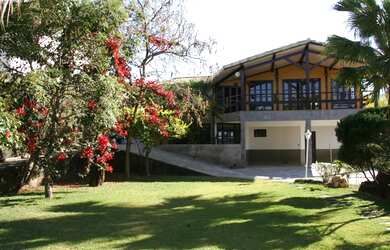 Imagem: A casa possui 4 Dormitórios, 4 Banheiros, 5 Vagas na garagem