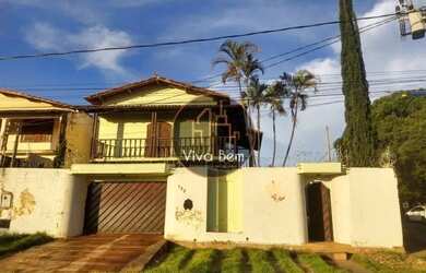 Imagem: A casa possui 3 Dormitórios, 1 Banheiro, 2 Vagas na garagem