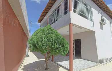 Imagem: A casa possui 5 Dormitórios, 2 Banheiros, 3 Vagas na garagem