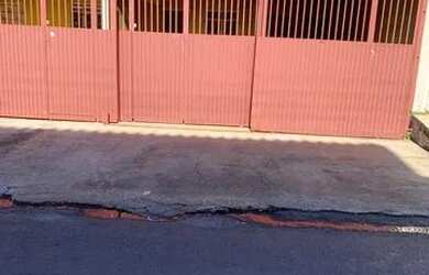 Imagem: A casa possui 2 Dormitórios, 1 Banheiro, 1 Vaga na garagem