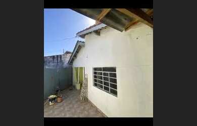 Imagem: A casa possui 2 Dormitórios, 1 Banheiro, 2 Vagas na garagem