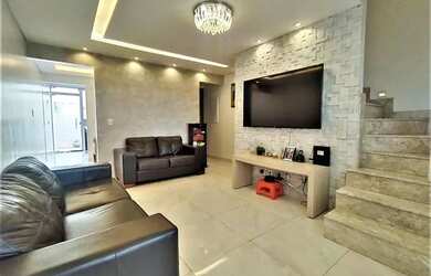 Imagem: A casa possui 3 Dormitórios, 3 Banheiros, 2 Vagas na garagem