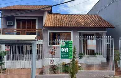 Imagem: A casa possui 3 Dormitórios, 2 Banheiros, 4 Vagas na garagem