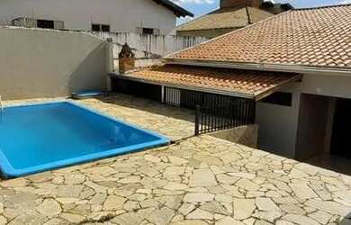 Imagem: A casa possui 4 Dormitórios, 4 Banheiros, 4 Vagas na garagem