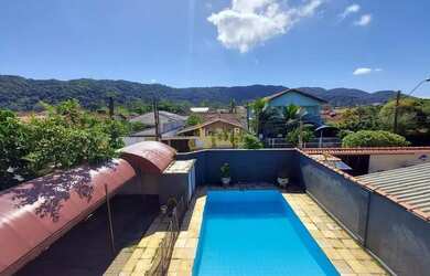 Imagem: A casa possui 4 Dormitórios, 3 Banheiros, 3 Vagas na garagem