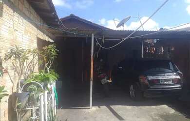 Imagem: A casa possui 3 Dormitórios, 2 Banheiros, 2 Vagas na garagem