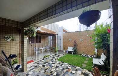 Imagem: A casa à venda possui 3 Dormitórios, 2 Banheiros, 2 Vagas