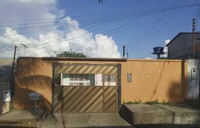 Imagem: A casa possui 3 Dormitórios, 1 Banheiro, 4 Vagas na garagem