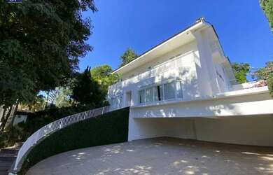 Imagem: A casa em condomínio possui 5 Dormitórios, 5 Banheiros, 5