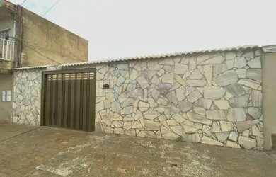 Imagem: A casa possui 2 Dormitórios, 1 Banheiro, 2 Vagas na garagem