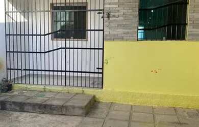 Imagem: A casa possui 2 Dormitórios, 1 Banheiro, 1 Vaga na garagem