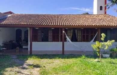 Imagem: A casa possui 3 Dormitórios, 2 Banheiros, 4 Vagas na garagem