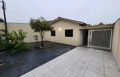 Imagem: A casa possui 3 Dormitórios, 2 Banheiros, 1 Vaga na garagem