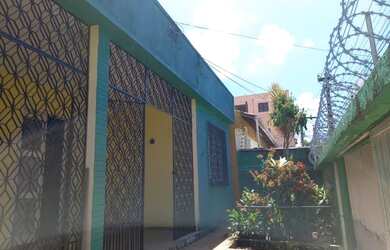 Imagem: A casa possui 3 Dormitórios e está localizado em Parangaba