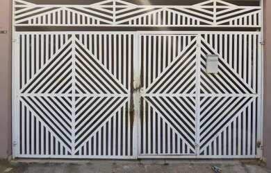 Imagem: A casa possui 2 Dormitórios, 2 Banheiros, 2 Vagas na garagem