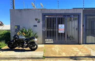 Imagem: A casa possui 3 Dormitórios, 1 Banheiro, 2 Vagas na garagem