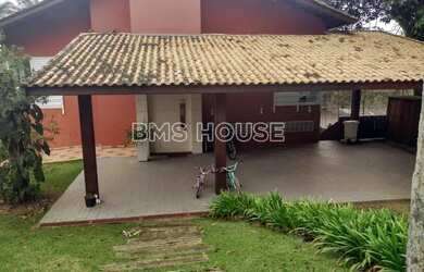 Imagem: A casa possui 3 Dormitórios, 4 Banheiros, 4 Vagas na garagem