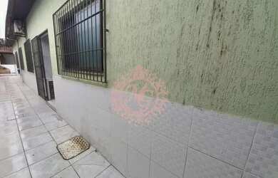 Imagem: A casa possui 3 Dormitórios, 2 Banheiros, 2 Vagas na garagem