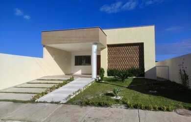 Imagem: A casa possui 3 Dormitórios, 2 Banheiros, 2 Vagas na garagem