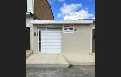 Imagem: A casa possui 3 Dormitórios, 2 Banheiros, 2 Vagas na garagem