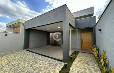 Imagem: A casa possui 3 Dormitórios, 1 Banheiro, 2 Vagas na garagem