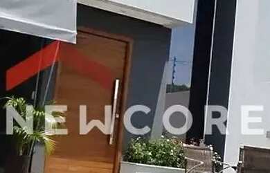 Imagem: A casa possui 3 Dormitórios, 2 Banheiros, 2 Vagas na garagem